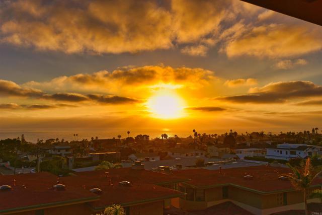 7127 Fay Avenue, La Jolla CA: https://media.crmls.org/mediaz/ef5be2ba-90a3-4dfd-86d3-c8f2badecaf4.jpg