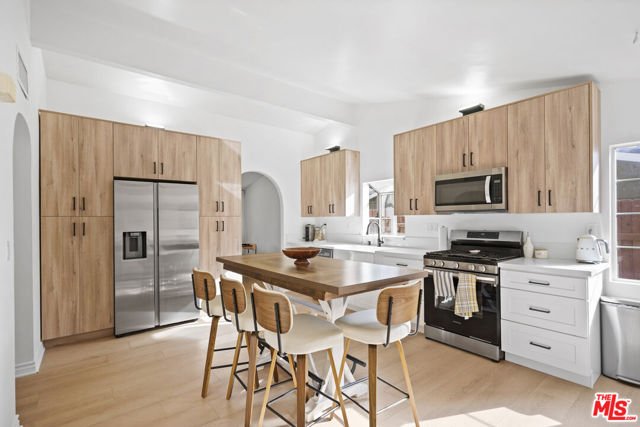 20338 Coulson Street, Woodland Hills CA: https://media.crmls.org/mediaz/ef5dee04-6a43-43c5-bd33-817a61b773f3.jpg