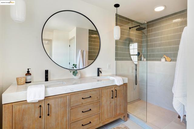 4353 Terrabella Way, Oakland CA: https://media.crmls.org/mediaz/ef5f36de-dd08-4064-adcf-4c85696a4a51.jpg