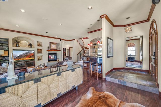 141 Ray St, Pleasanton CA: https://media.crmls.org/mediaz/ef5fecfb-67ae-4a64-b4bd-5c21871d8b84.jpg