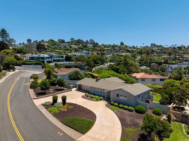 1381 W Muirlands Drive, La Jolla CA: https://media.crmls.org/mediaz/ef619f48-9b31-45b3-bad7-3cac4404a284.jpg