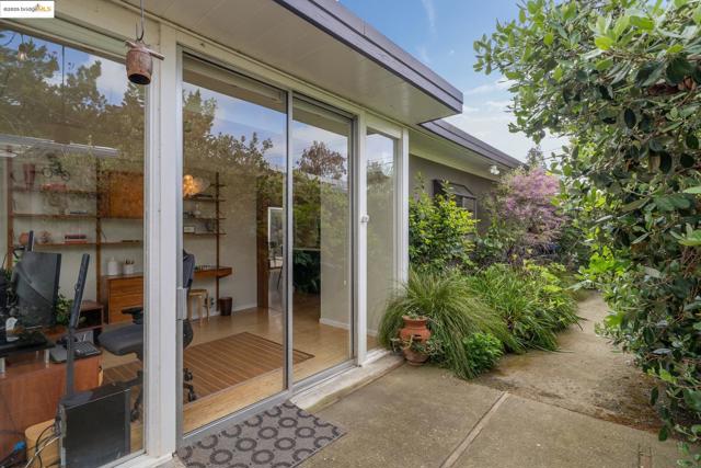 5345 Crown Ct, Castro Valley CA: https://media.crmls.org/mediaz/ef626c5a-8063-458a-9f69-3018de652afd.jpg