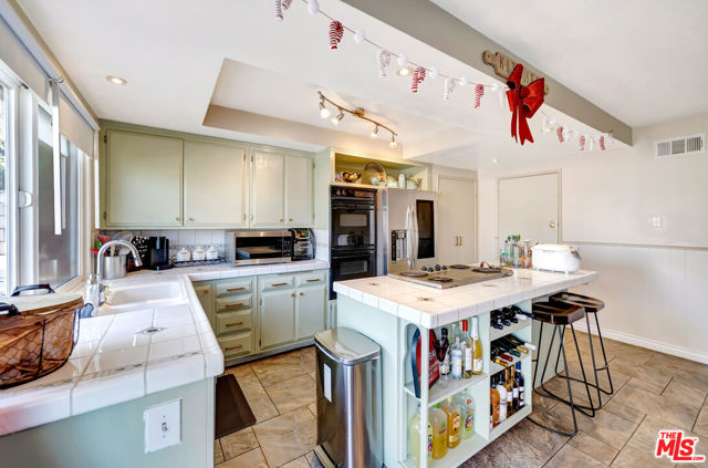 2425 Dusan Street, Simi Valley CA: https://media.crmls.org/mediaz/ef6275a8-639d-49af-b495-a4d438ad451b.jpg
