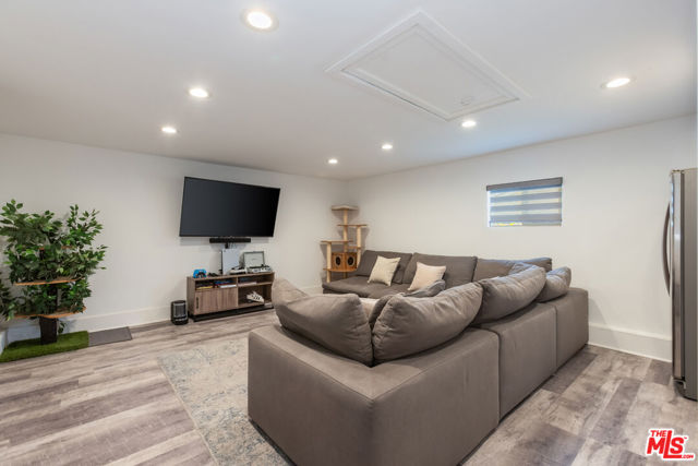 10315 Fairgrove Avenue, Tujunga CA: https://media.crmls.org/mediaz/ef62d206-b2ad-4ed7-a458-037b20c58896.jpg