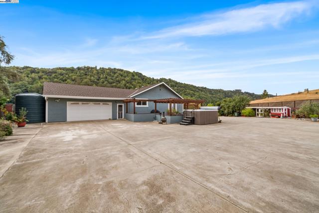 26928 Palomares Rd, Castro Valley CA: https://media.crmls.org/mediaz/ef630f8c-593c-4e1b-8605-74c72ae2eb13.jpg