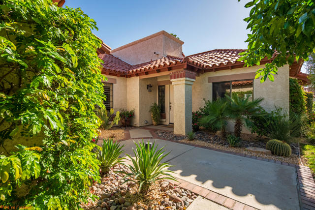 110 Trento Circle, Palm Desert CA: https://media.crmls.org/mediaz/ef6400bf-7e4e-417e-abc7-b1b8e816c8aa.jpg