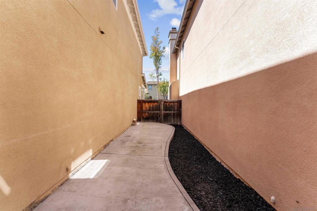 https://media.crmls.org/mediaz/ef640ac9-d2e3-4a26-b664-849a9799bbea.jpg?preset=X-Large