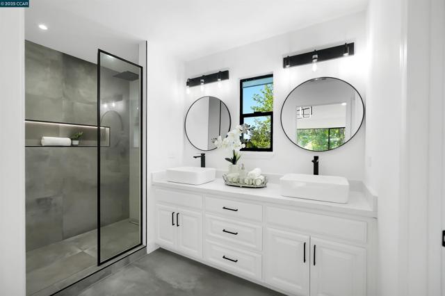 27 Briarwood Ct, Brentwood CA: https://media.crmls.org/mediaz/ef64cb7f-9100-443c-839f-22d2146df3a5.jpg