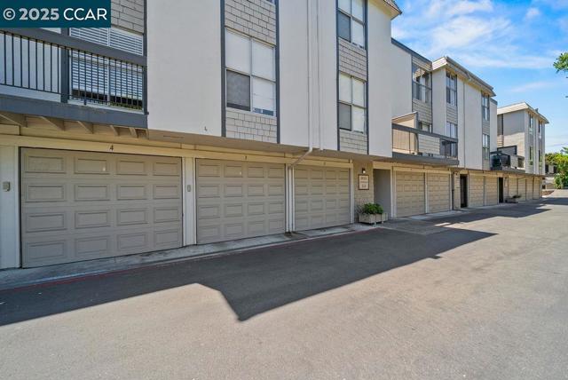 2032 Sierra Road, Concord CA: https://media.crmls.org/mediaz/ef64d5dc-c619-4552-808b-f28c0f2db16a.jpg