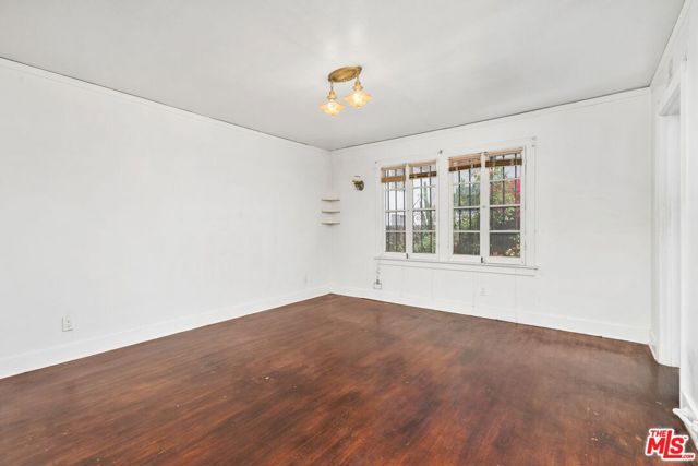 5021 Elmwood Avenue, Los Angeles CA: https://media.crmls.org/mediaz/ef659503-e544-4ae2-86fc-68c7f3cdbb46.jpg