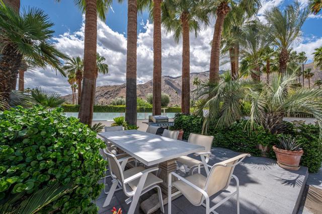 520 W ViA Lola, Palm Springs CA: https://media.crmls.org/mediaz/ef65b24d-e9f2-4a36-9dfe-f0cab6bff0cf.jpg
