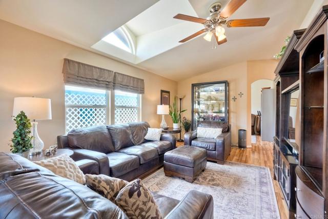 Detail Gallery Image 5 of 39 For 1001 S Hale Ave #2,  Escondido,  CA 92029 - 2 Beds | 2 Baths