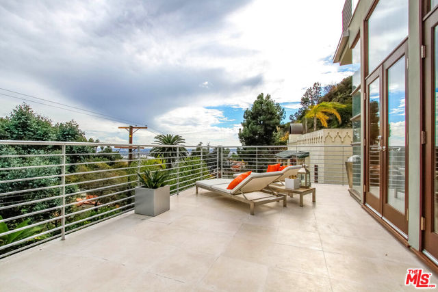 1929 N CURSON Place, Los Angeles CA: https://media.crmls.org/mediaz/ef66bd2d-540d-4572-905e-cb9666bc755b.jpg