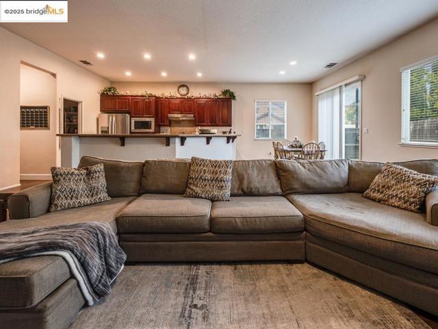 10 Da Vinci Ct, Oakley CA: https://media.crmls.org/mediaz/ef67115b-1695-4d40-8803-d32dc294c68e.jpg