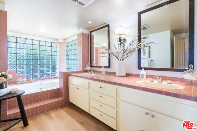 16331 Tudor Drive, Encino CA: https://media.crmls.org/mediaz/ef676fbd-8b41-4ade-abd7-9998626c54f1.jpg