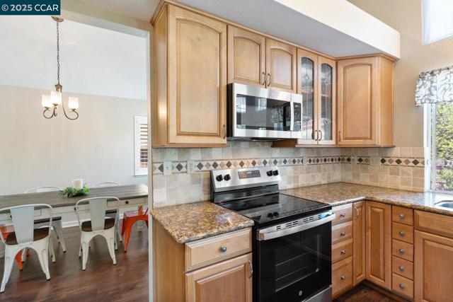313 Willowwood Ct, Vacaville CA: https://media.crmls.org/mediaz/ef68af17-9c47-4d2c-963b-a1278fd7cba0.jpg