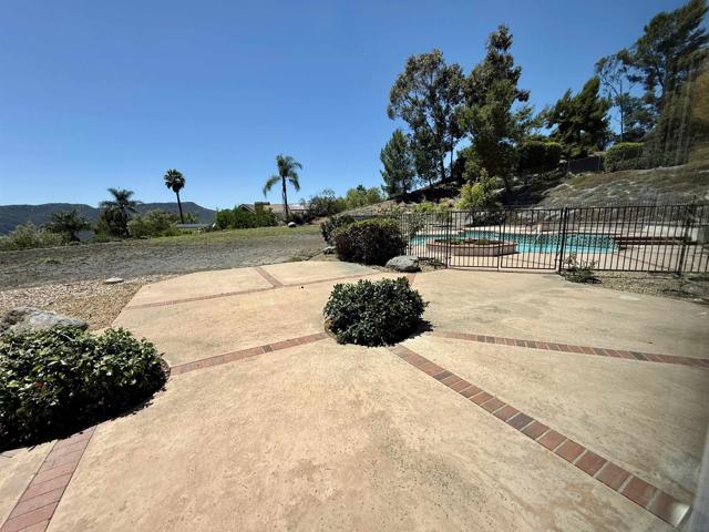 2237 Eucalyptus Ave, Escondido CA: https://media.crmls.org/mediaz/ef6ab010-98cc-49ac-91fd-0d617eb0ff1e.jpg