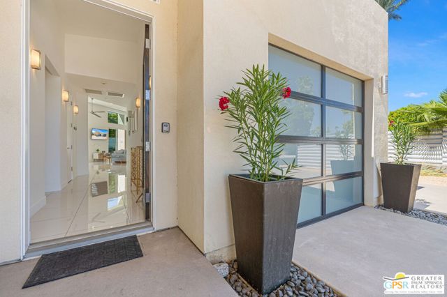 2461 N Junipero Avenue, Palm Springs, CA 92262