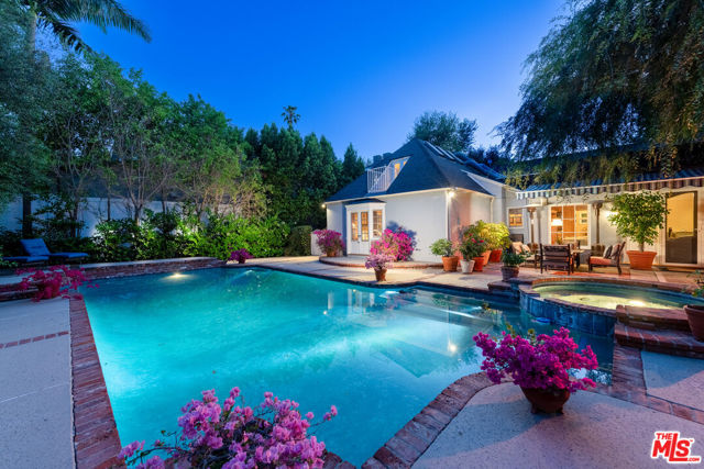 4722 Noeline Avenue, Encino CA: https://media.crmls.org/mediaz/ef6f98c1-a7a6-4c57-a5df-137f7c176c75.jpg