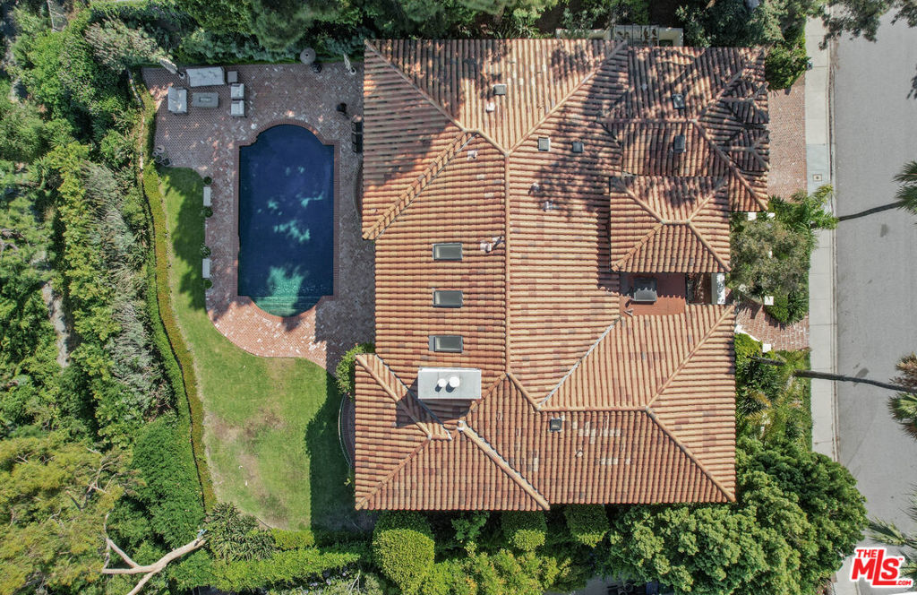 https://media.crmls.org/mediaz/ef6fe079-13d6-4f0e-925d-f94e91b19911.jpg?preset=X-Large