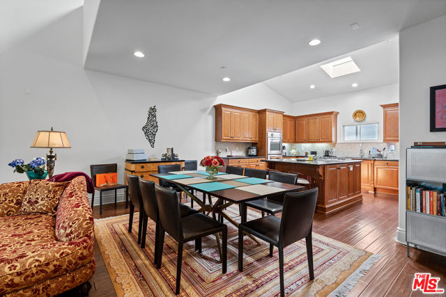 1619 Artesia Boulevard, Manhattan Beach CA: https://media.crmls.org/mediaz/ef70191e-1246-4d14-8021-a07a49c267e1.jpg