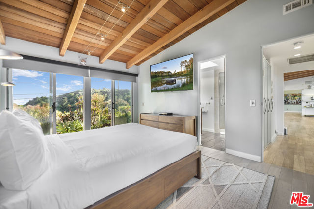 7275 Mulholland Drive, Los Angeles CA: https://media.crmls.org/mediaz/ef705d27-cd90-427a-a255-e572869cc7f4.jpg