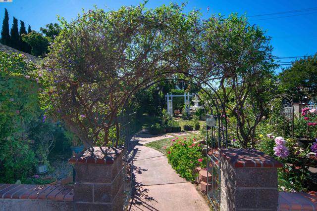 37621 Glenmoor Dr, Fremont CA: https://media.crmls.org/mediaz/ef719f84-97ec-42c2-ade8-8643cea27a8d.jpg