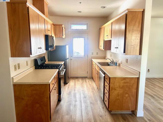 426 Piper St, Healdsburg CA: https://media.crmls.org/mediaz/ef71db05-a17b-4861-8bf7-7275d2644556.jpg