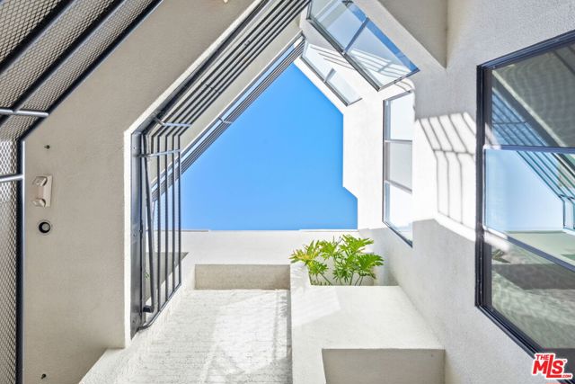1201 Larrabee Street, West Hollywood CA: https://media.crmls.org/mediaz/ef71eb9e-c9a0-4ff0-82cb-70470fd7e65b.jpg