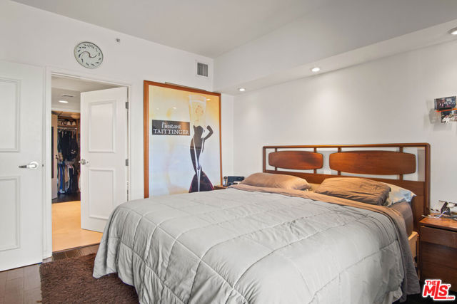 13700 Marina Pointe Drive, Marina del Rey CA: https://media.crmls.org/mediaz/ef72034f-dff8-409d-a748-599650b43c86.jpg