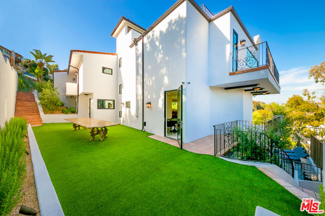 4733 Bonvue Avenue, Los Angeles CA: https://media.crmls.org/mediaz/ef721184-c88a-4bc8-b911-c0b61a70b23a.jpg