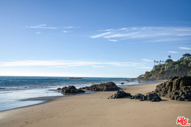 33386 Pacific Coast Highway, Malibu CA: https://media.crmls.org/mediaz/ef7259c2-8b03-4e86-b8af-d6ed27eaec38.jpg