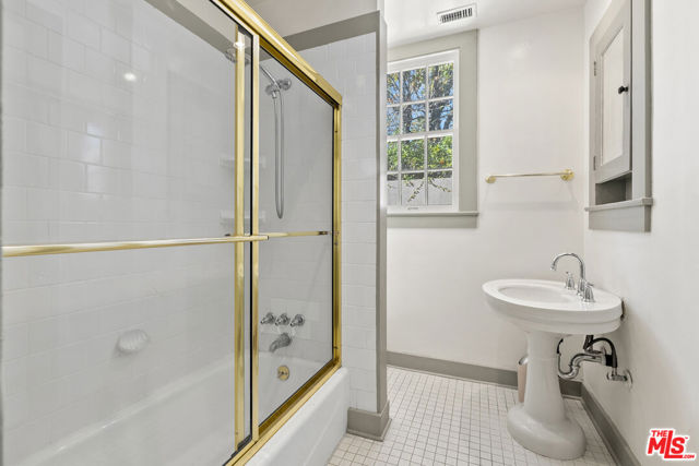 803 N Rexford Drive, Beverly Hills CA: https://media.crmls.org/mediaz/ef72c313-07f2-415f-a3f0-3aa8d29e6233.jpg