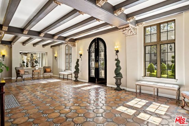 308 N Sycamore Avenue, Los Angeles CA: https://media.crmls.org/mediaz/ef7467a6-dcd0-4c4a-91a9-fbc80b1f7412.jpg