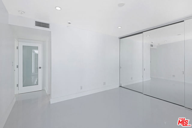 2419 Ocean Front Walk, Venice CA: https://media.crmls.org/mediaz/ef74ad00-1478-4dd8-a9e8-96de145ea08c.jpg
