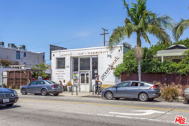 1016 Indiana Court, Venice CA: https://media.crmls.org/mediaz/ef74ec43-2cf1-438c-b000-a63141f7c1d3.jpg