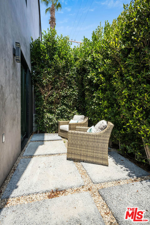 126 Thornton Place, Venice CA: https://media.crmls.org/mediaz/ef751bed-4a8d-4e8b-882c-efd782fffeba.jpg