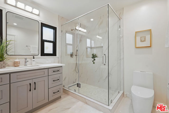 8919 Beverlywood Street, Los Angeles CA: https://media.crmls.org/mediaz/ef77d4f7-059c-4590-98c4-f512dda346aa.jpg