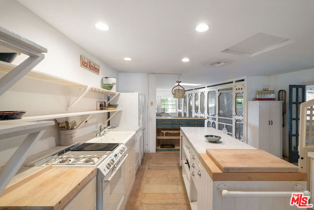 2020 Coldwater Canyon Drive, Beverly Hills CA: https://media.crmls.org/mediaz/ef77e3d3-b564-45c2-956c-48157fb26b02.jpg