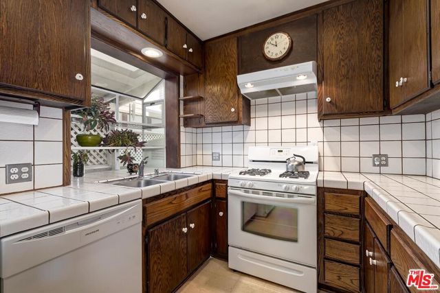 12508 Greene Avenue, Los Angeles CA: https://media.crmls.org/mediaz/ef77f9e6-df9f-482f-ab77-15fe0da0de17.jpg