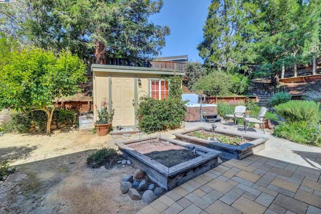 2277 Stillcreek Ct, Martinez CA: https://media.crmls.org/mediaz/ef789d41-9ff3-4e9c-9e9b-b7b34af48570.jpg