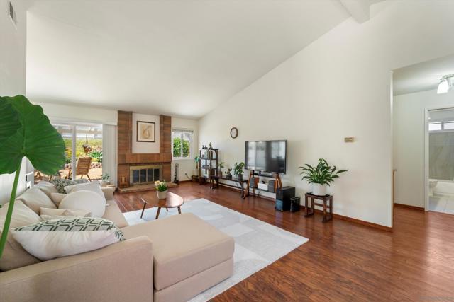 2708 MEDFORD CT, Carlsbad CA: https://media.crmls.org/mediaz/ef792d1f-03c4-4427-9d0a-e1b991301794.jpg
