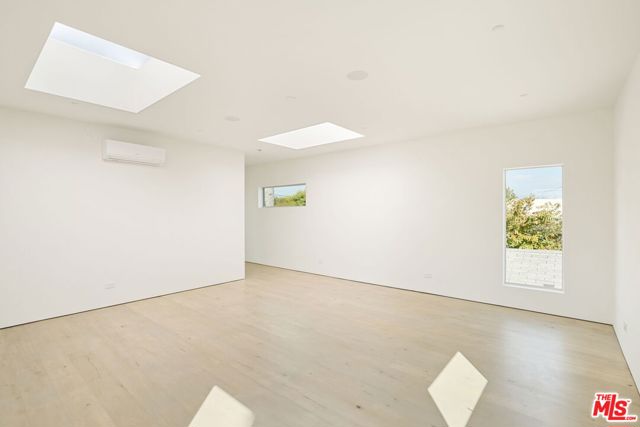 518 Sunset Avenue, Venice CA: https://media.crmls.org/mediaz/ef79bbe7-2a83-4caf-bf0c-bd8a4e40021f.jpg