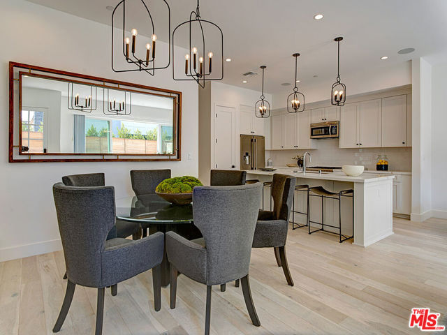 11979 Mayfield Avenue, Los Angeles CA: https://media.crmls.org/mediaz/ef7b8b5d-5767-4deb-80d5-c862aedae9e7.jpg