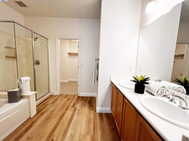 49031 Woodgrove Cmn, Fremont CA: https://media.crmls.org/mediaz/ef7c6f21-096e-4e13-b037-9a76a8dec1c4.jpg