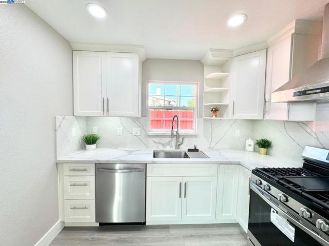 20595 Center St, Castro Valley CA: https://media.crmls.org/mediaz/ef7cb311-736f-4e03-afb2-626a248c3eb6.jpg