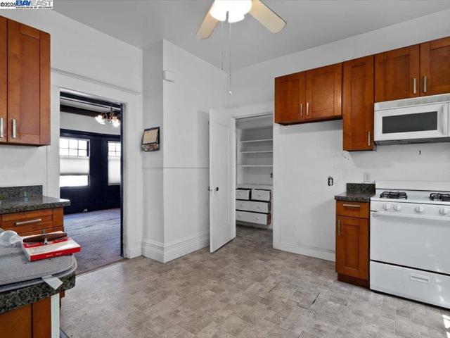 1013 Chestnut St, Oakland CA: https://media.crmls.org/mediaz/ef7cfa4a-bb88-4a09-8eb5-cbe46e688514.jpg