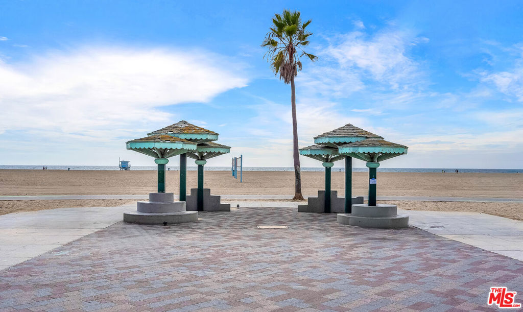 https://media.crmls.org/mediaz/ef824201-a313-4277-a197-412f262fc269.jpg?preset=X-Large