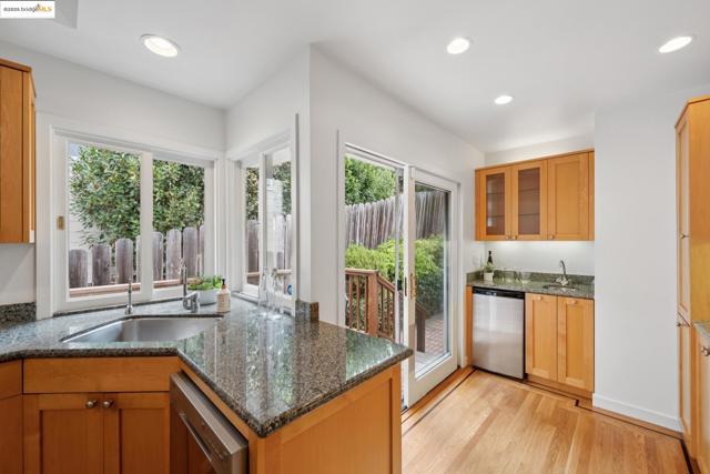 6141 Broadway Ter, Oakland CA: https://media.crmls.org/mediaz/ef8292a8-a972-44b1-8b1e-b7c69c014428.jpg