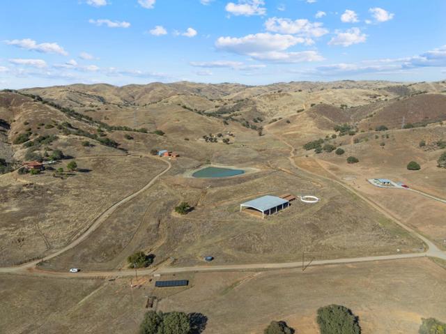 20101 Panoche Road, Paicines CA: https://media.crmls.org/mediaz/ef82fbf3-add8-41f7-a1d9-a60fec84348b.jpg
